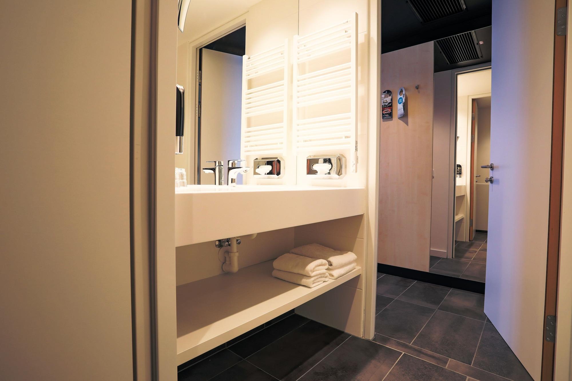 Pannonia Tower Hotel Парндорф Екстериор снимка