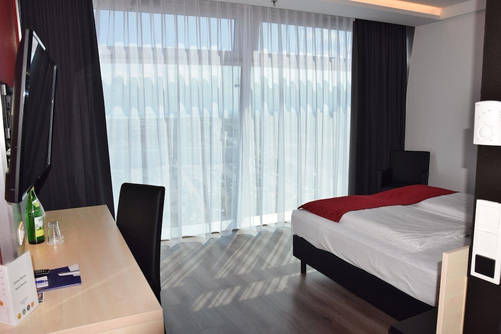 Pannonia Tower Hotel Парндорф Екстериор снимка